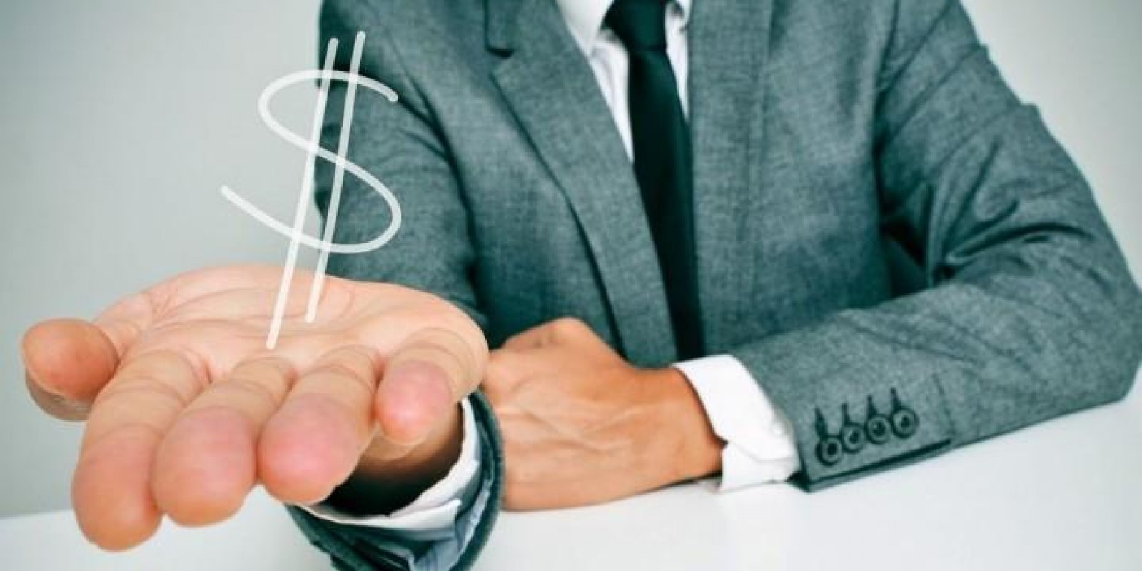 Profissional analisando pagamentos vencidos para controlar clientes inadimplentes em uma locadora
